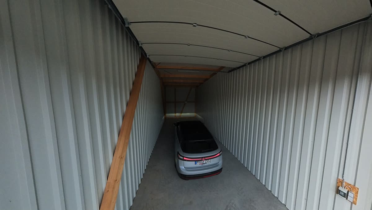Fahrzeug in einer hellen, holzausgebauten Garageneinheit