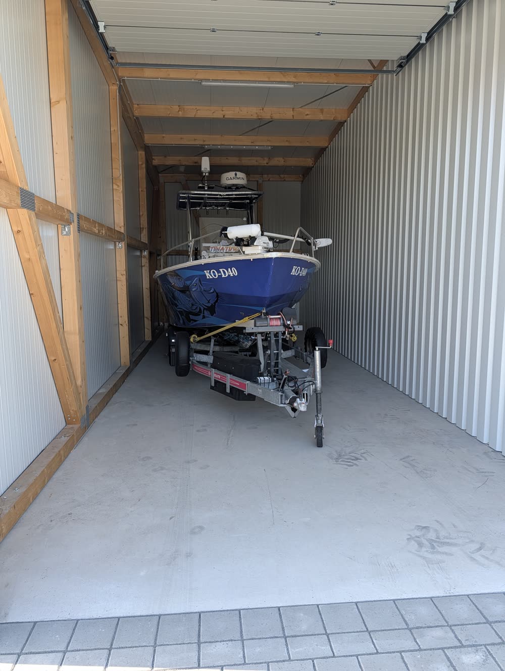 Boot auf Trailer in einer Depot-Einheit