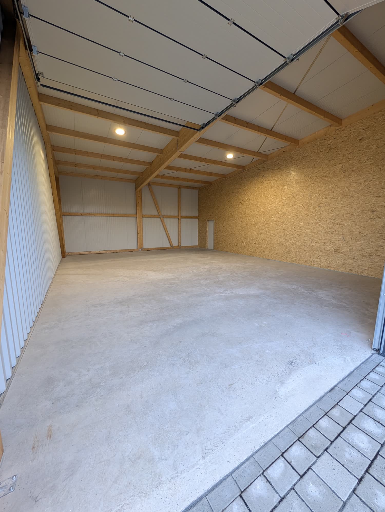 Große Halle mit Holz-Innenausbau von innen