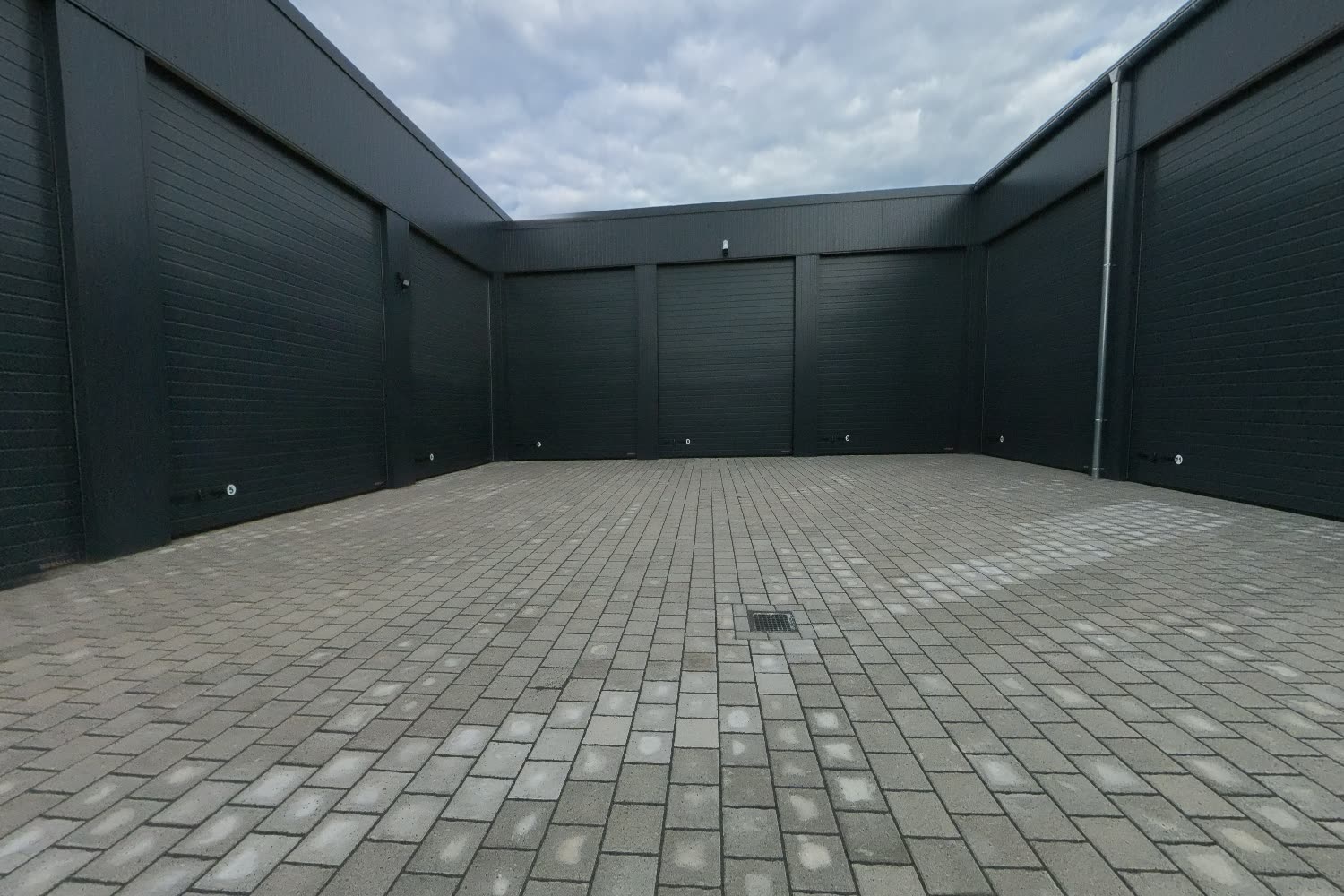 Fahrgasse zwischen zwei Garagenreihen