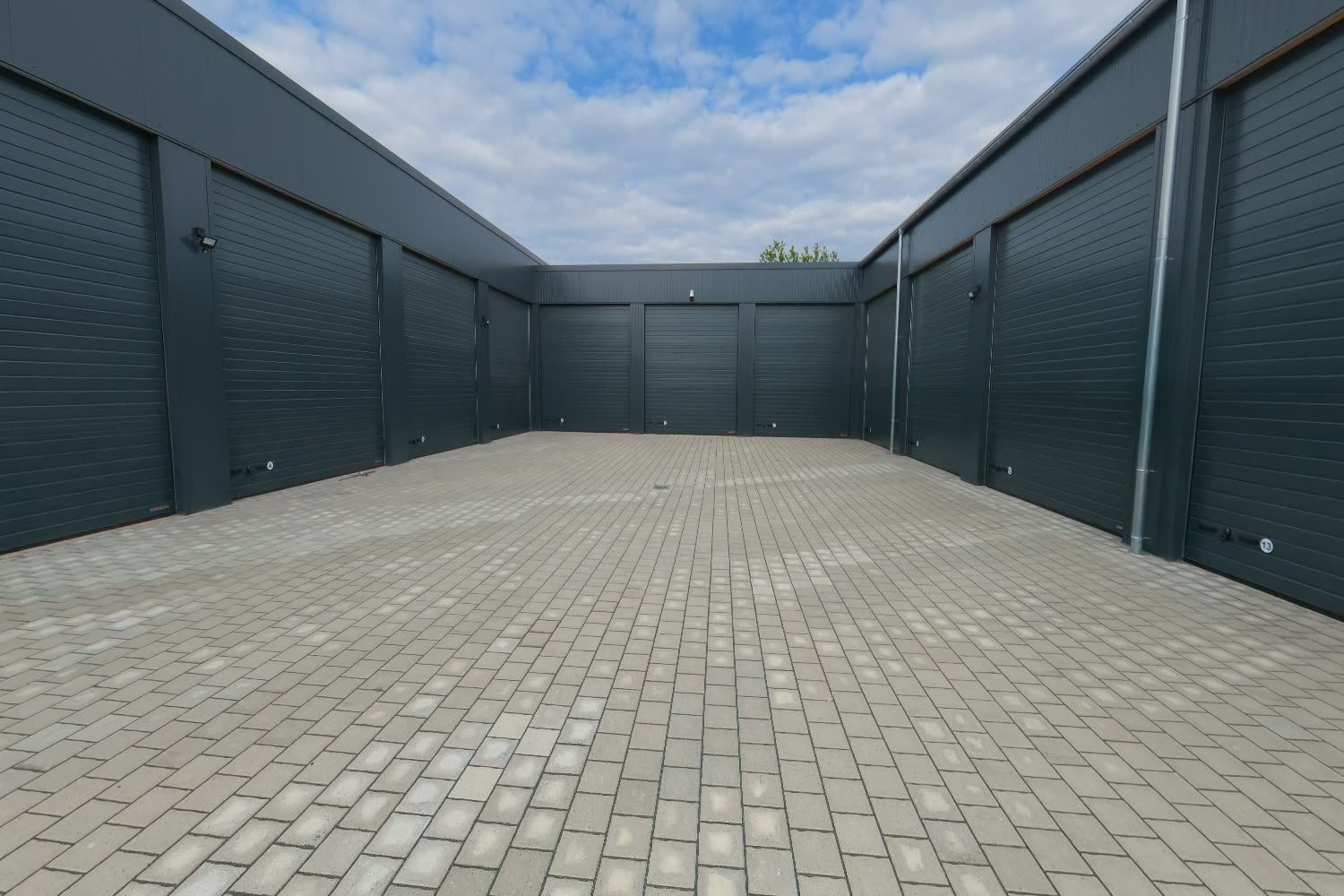 Garagenreihe unter weitem Himmel