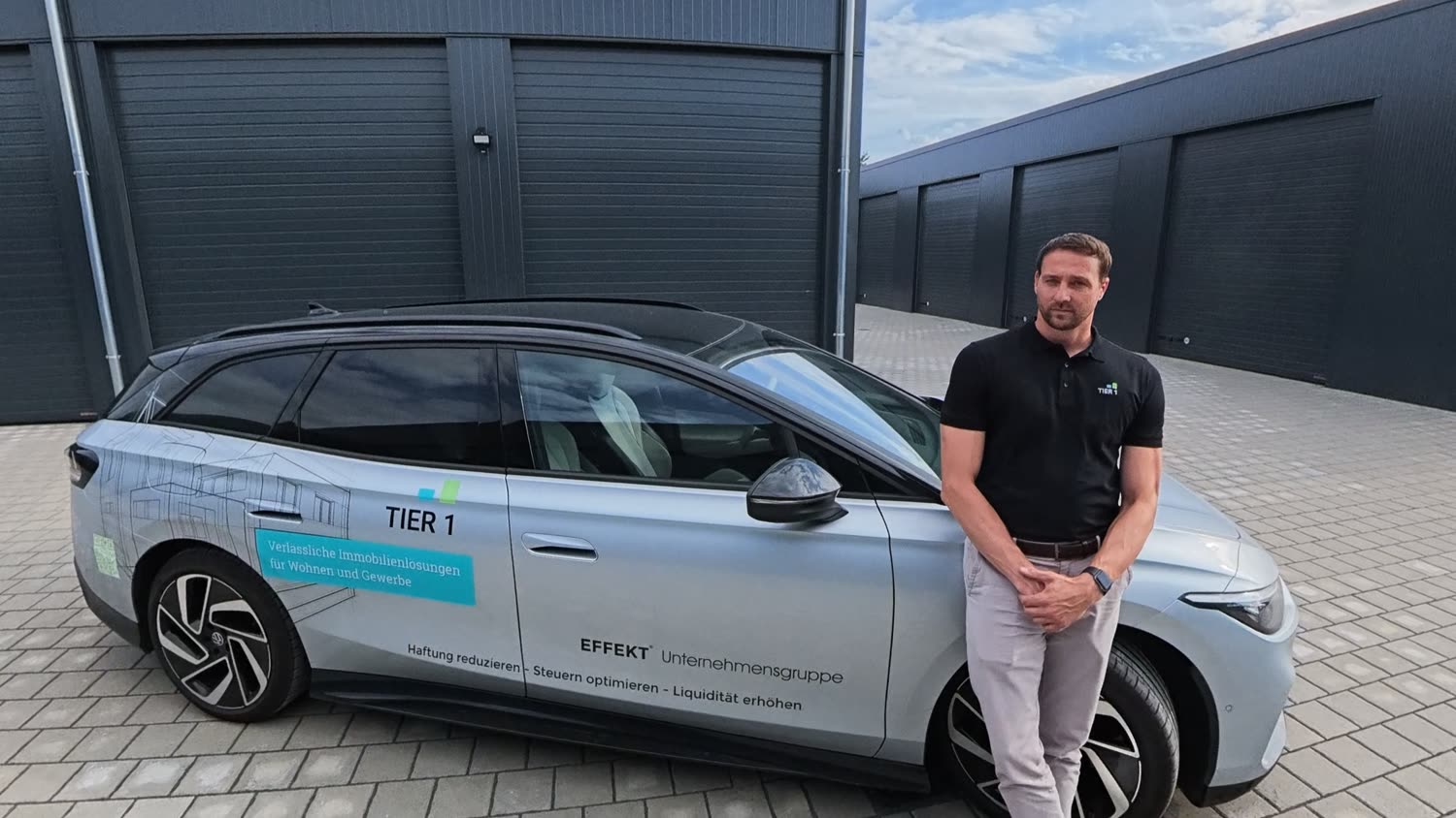Tier-1 Berater am Tier-1-Fahrzeug im Garagenpark Polch