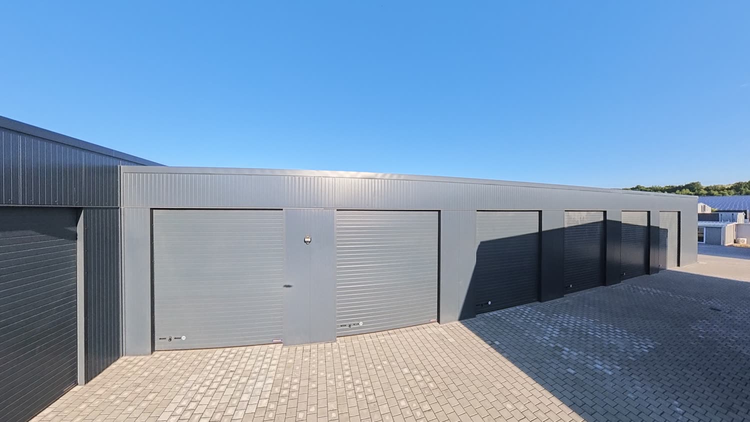 Anthrazitfarbene Sektionaltore der Garageneinheiten